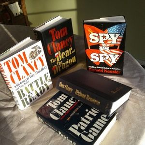 Handcover books 4 of Tom Clancy and 1 Ron Kessler